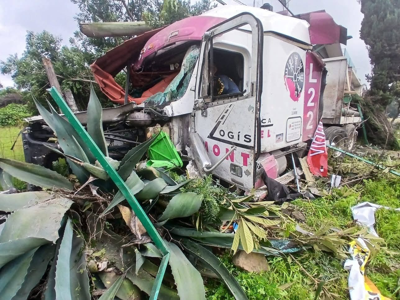Una mujer mu3rta y 7 herid0s, saldo total del accid3nte de tráiler en Zitácuaro