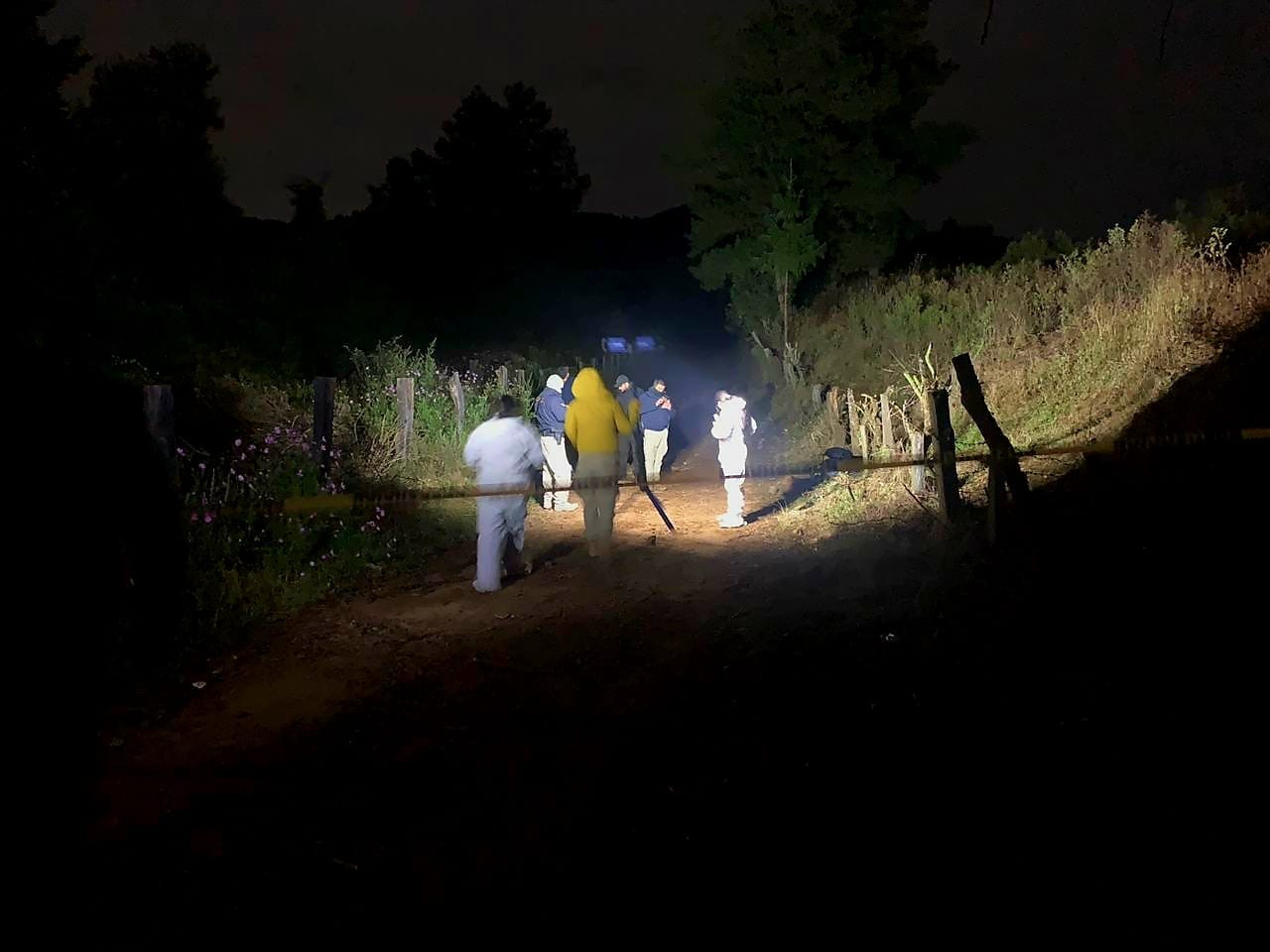 Ej3cut4n a 2 hombres en camino rústico de Pátzcuaro