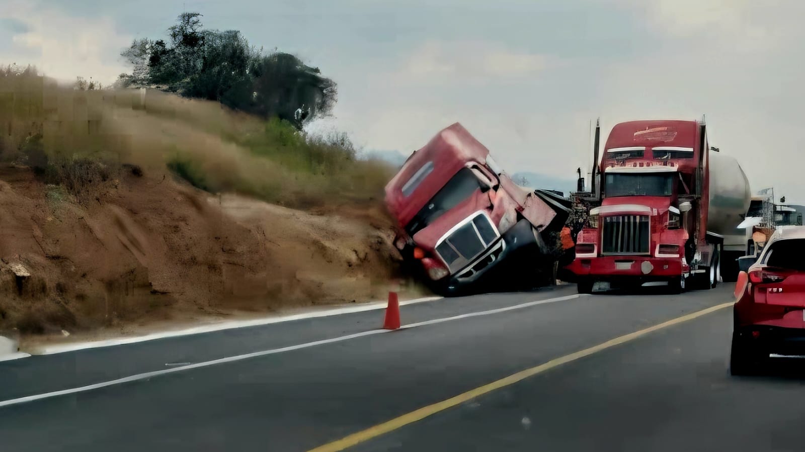 Pipa que trasladaba amoniaco se accidenta en la autopista Pátzcuaro – Copándaro 