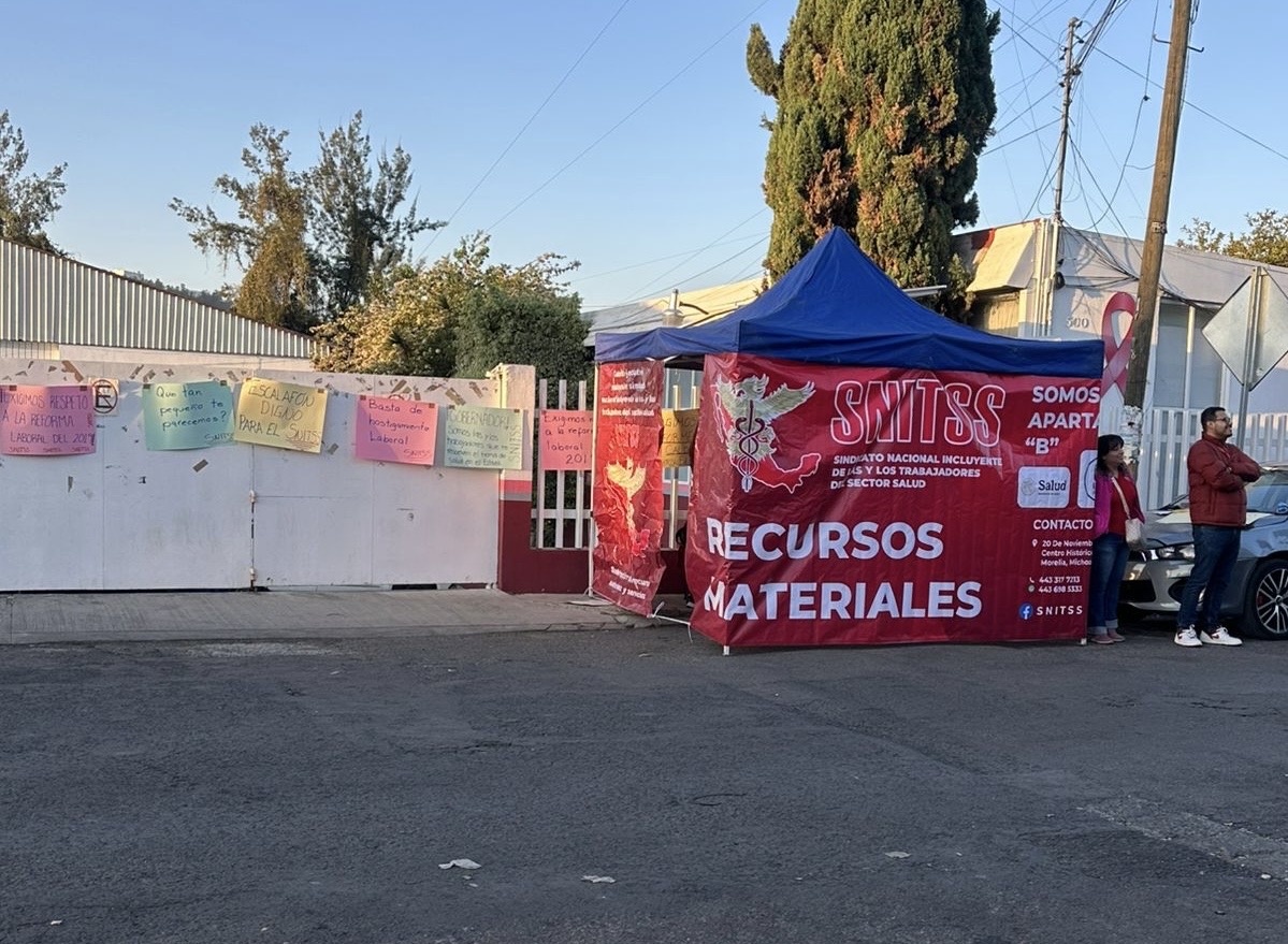 Trabajadores afiliados al SNITSS toman la Secretaría de Salud ya que exigen "no ser discriminados, tener piso parejo y no haya personal de primera y de segunda"  