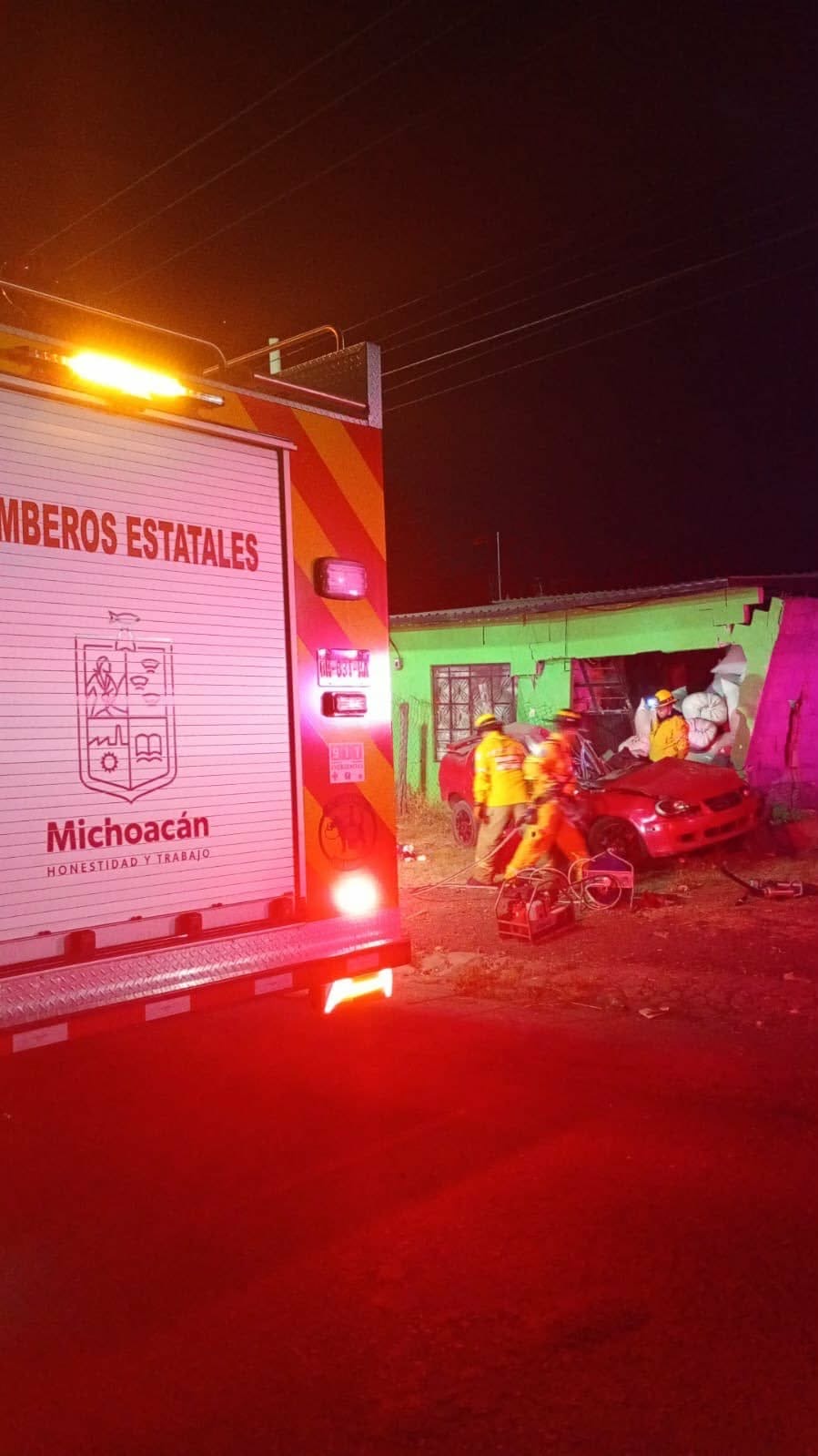 Auto choca contra domicilio en la Morelia-Pátzcuaro; hay un herido de gravedad 
