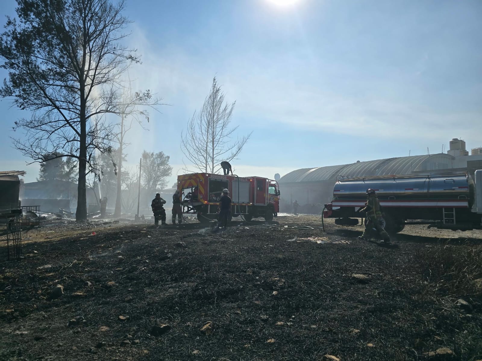 Se incendia recicladora de plásticos en la colonia Los Ángeles; bomberos sofocan las llamas