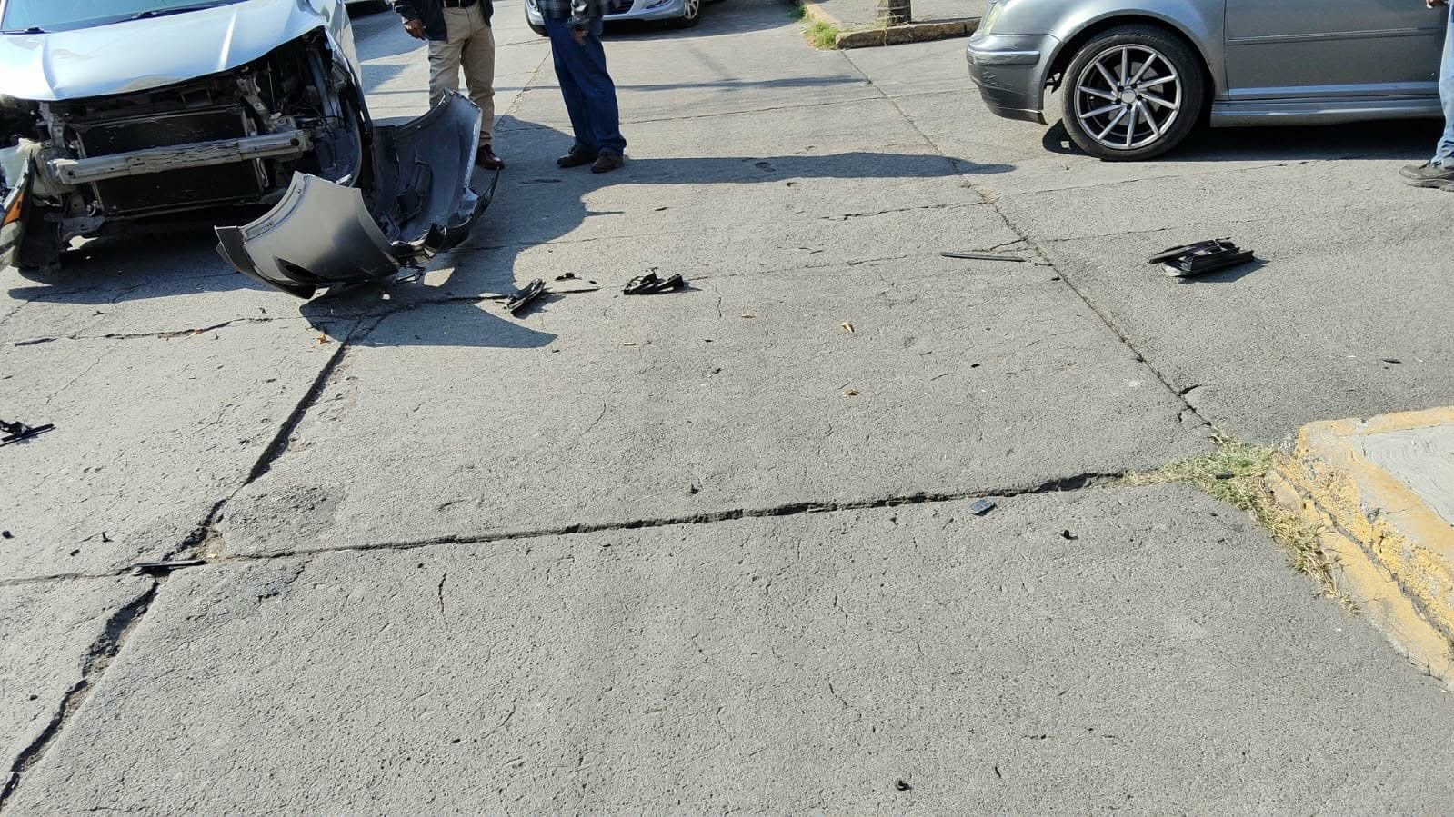 Se registra choque entre 2 vehículos en la colonia Jacarandas, Morelia 