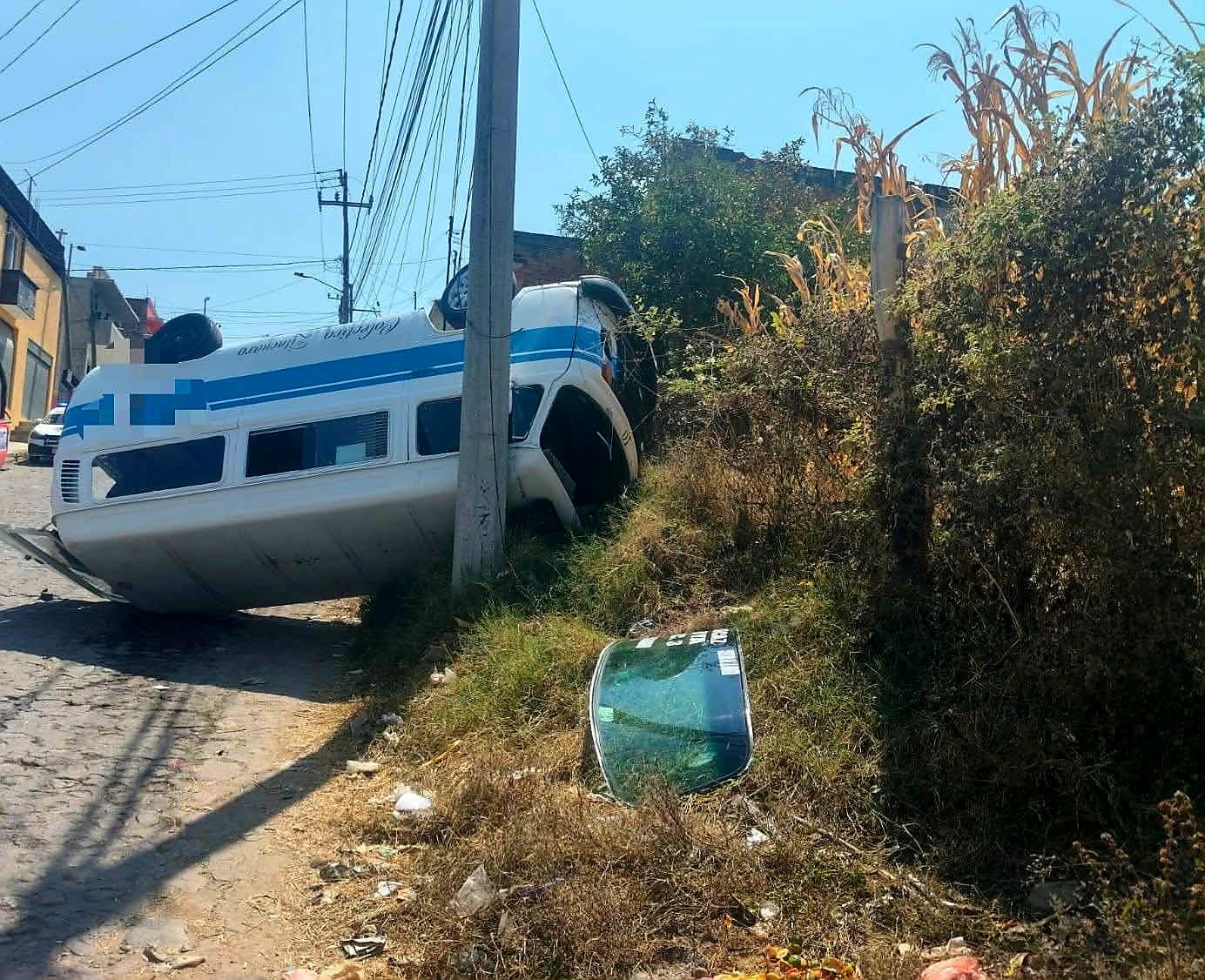Vuelca combi en Zitácuaro 