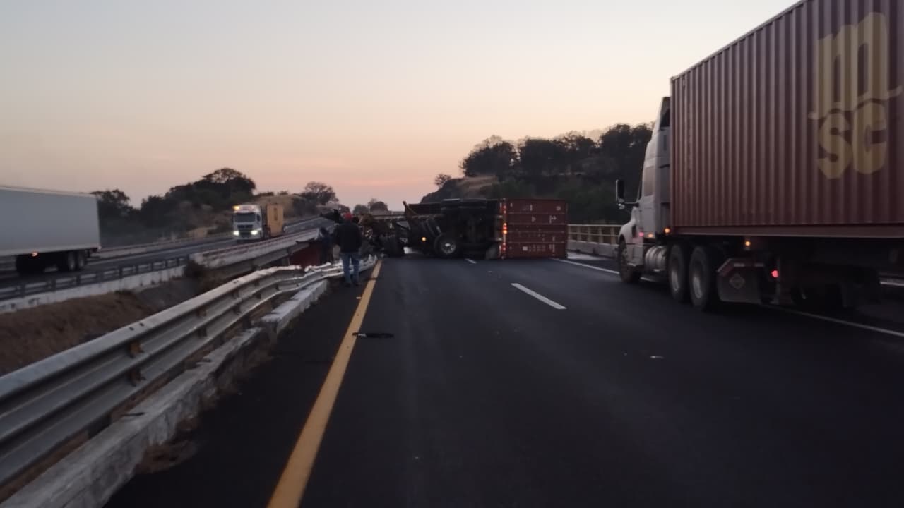 Muere conductor tras volcadura de camión de carga en la Autopista de Occidente, a la altura de Maravatío