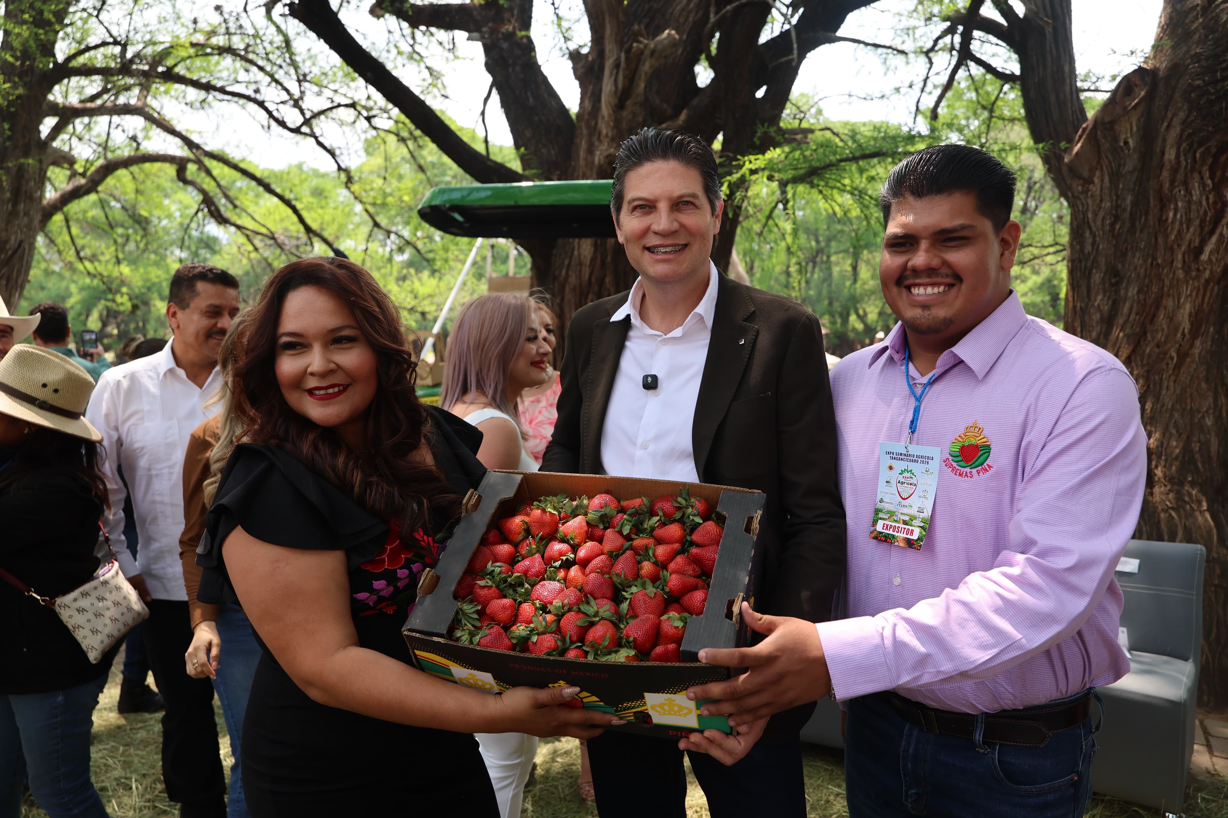 Tiende la mano Alfonso Martínez a productores michoacanos