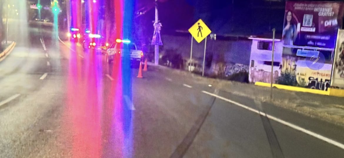 Automovilista cae a canal de aguas negras en el Libramiento Sur de Morelia y resulta ileso