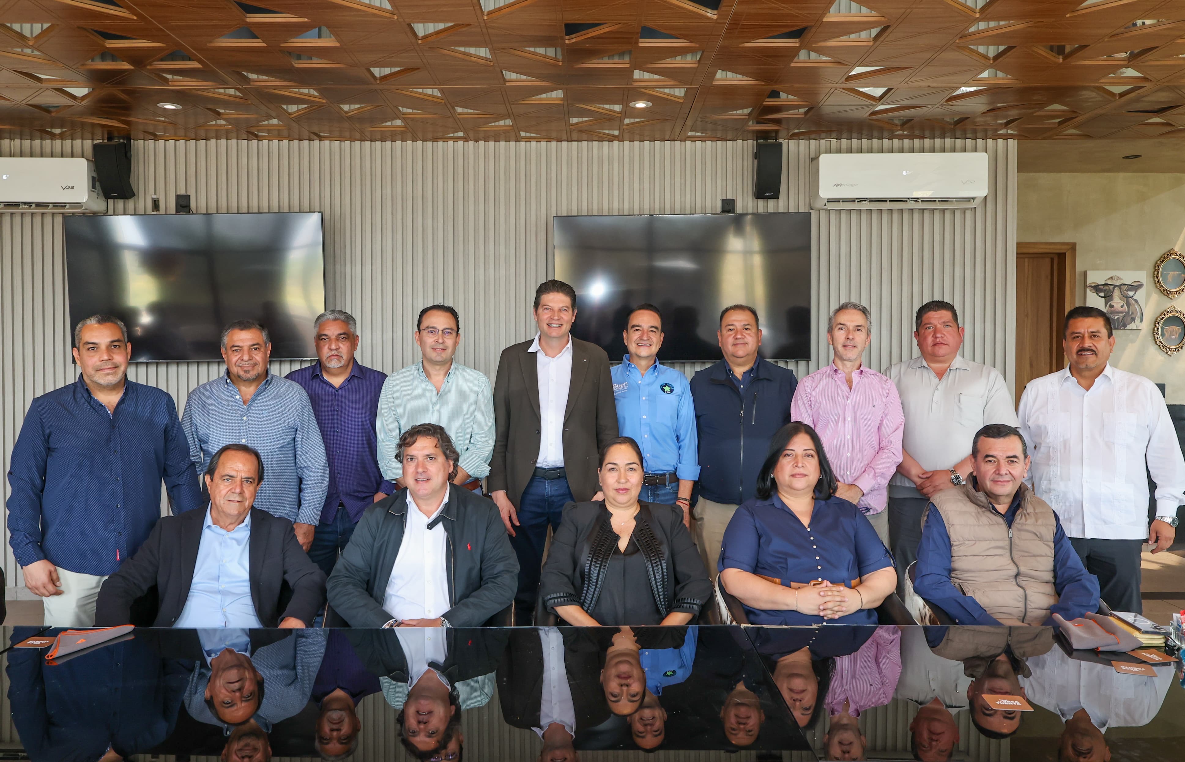 Se reúne Alfonso Martínez con alcalde y empresarios de Zamora