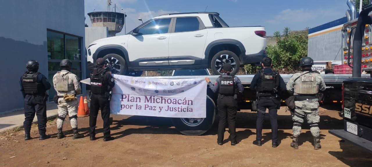 Recuperan en Uruapan camioneta con reporte de robo; estaba abandonada en la colonia Riyitos