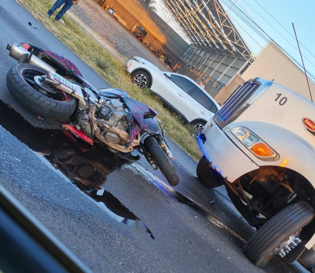 Motociclista herido al chocar de frente contra camión de Carga, en Zamora