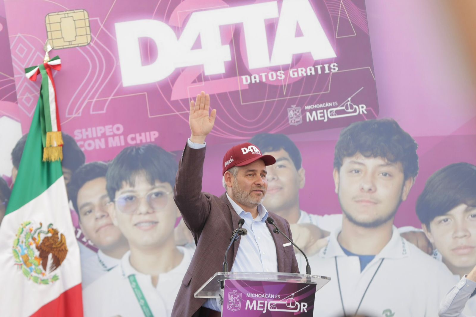 Bedolla inicia entrega de chips y tarjetas SIM de D4TA, datos gratis a 107 mil estudiantes