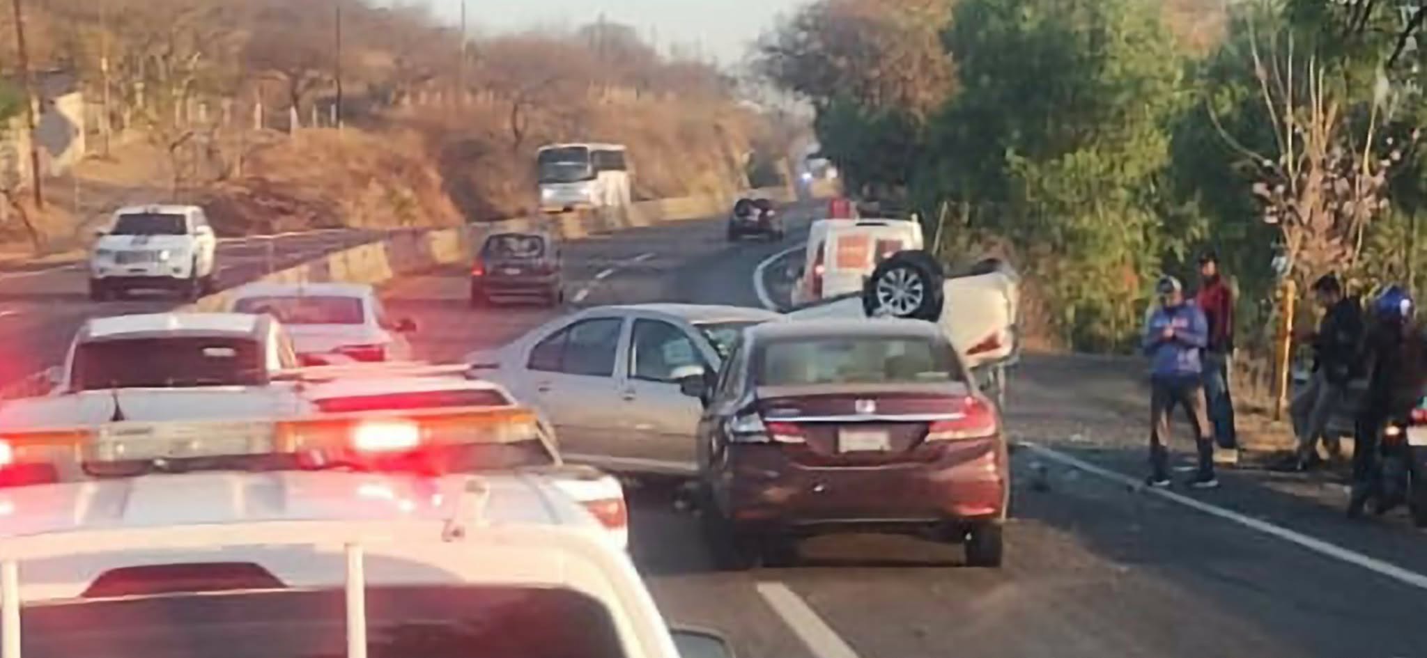 Se registra choque múltiple y volcadura en la Morelia–Salamanca 