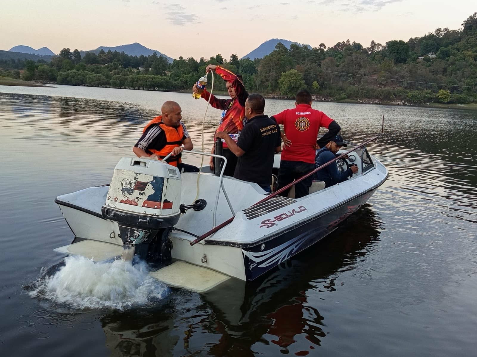 Hombre muere ahogado en la Presa de Ziráhuato; Bomberos Zitácuaro y buzos del SUEM recuperan el cuerpo 