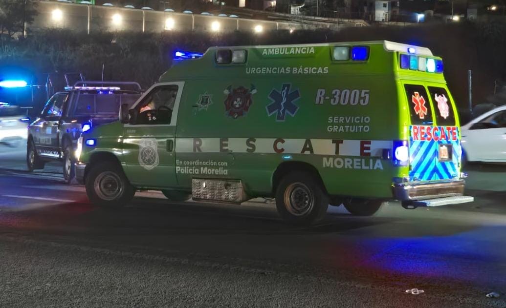 Moto es impactada por auto en la Madero Poniente de Morelia; pareja queda herida