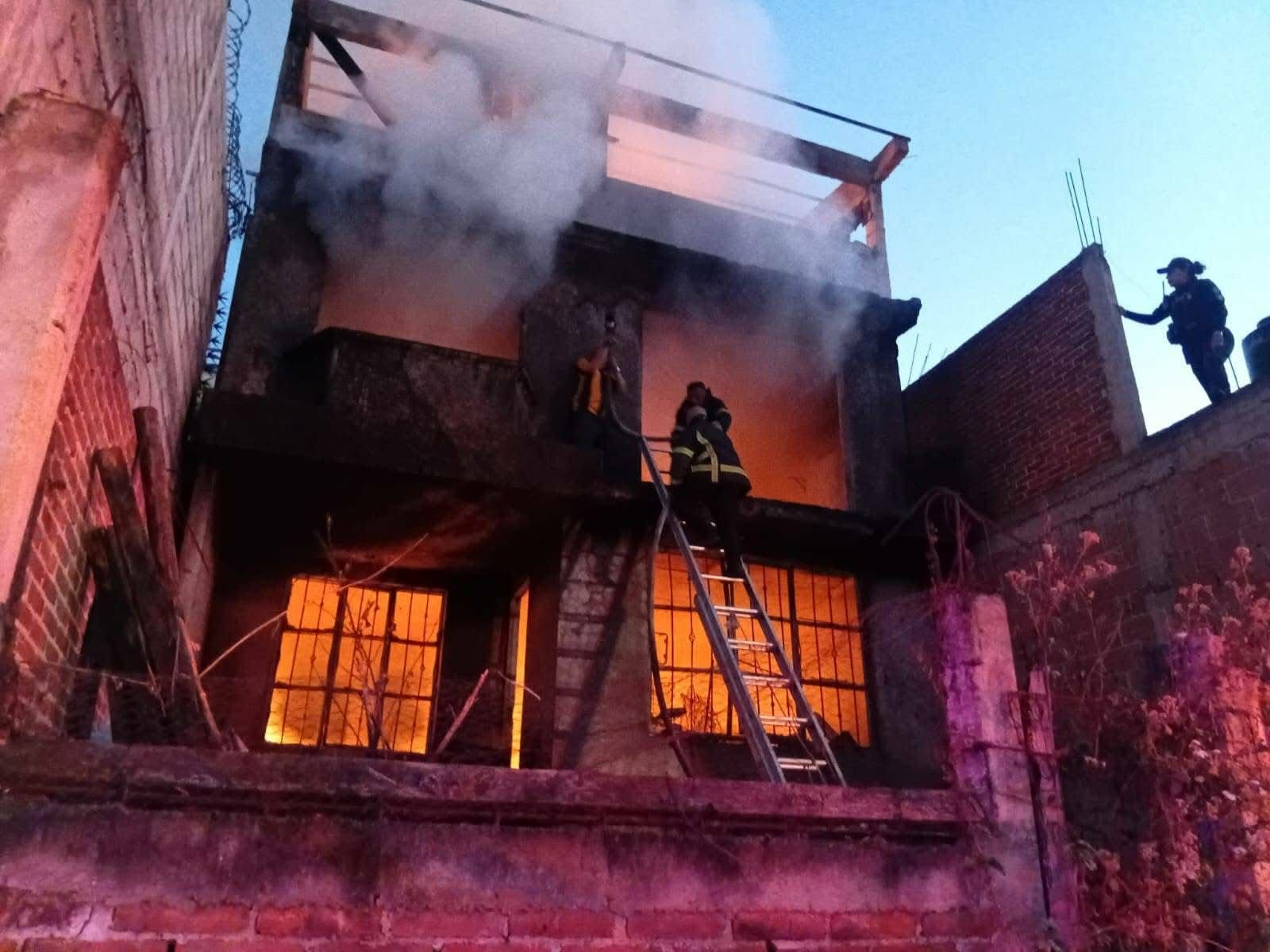 Arde domicilio en la colonia Las Palmas, Zitácuaro 