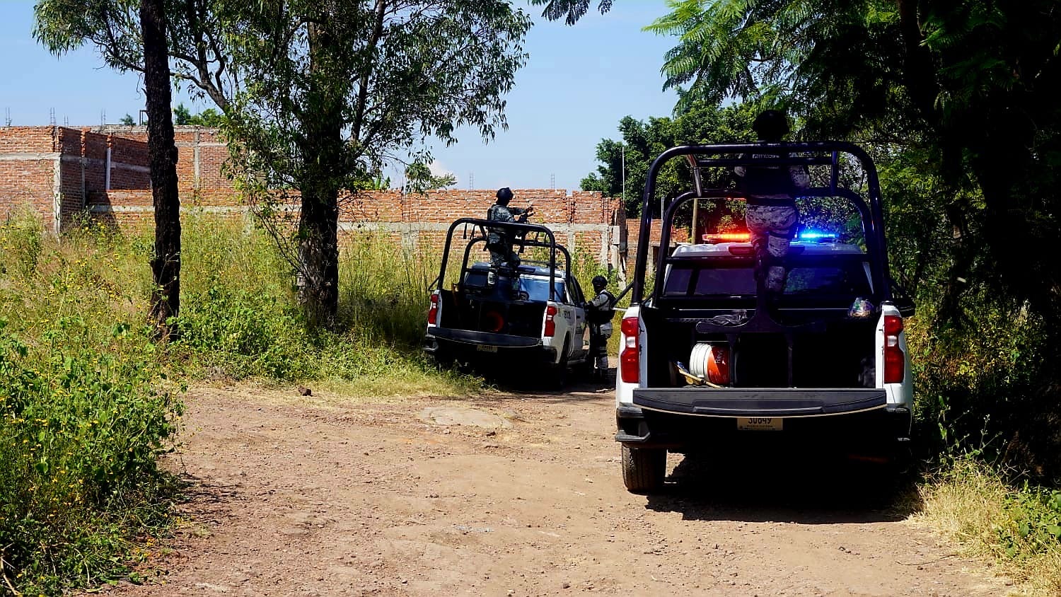 Hallan cuerpo calcinado y semienterrado en Jacona