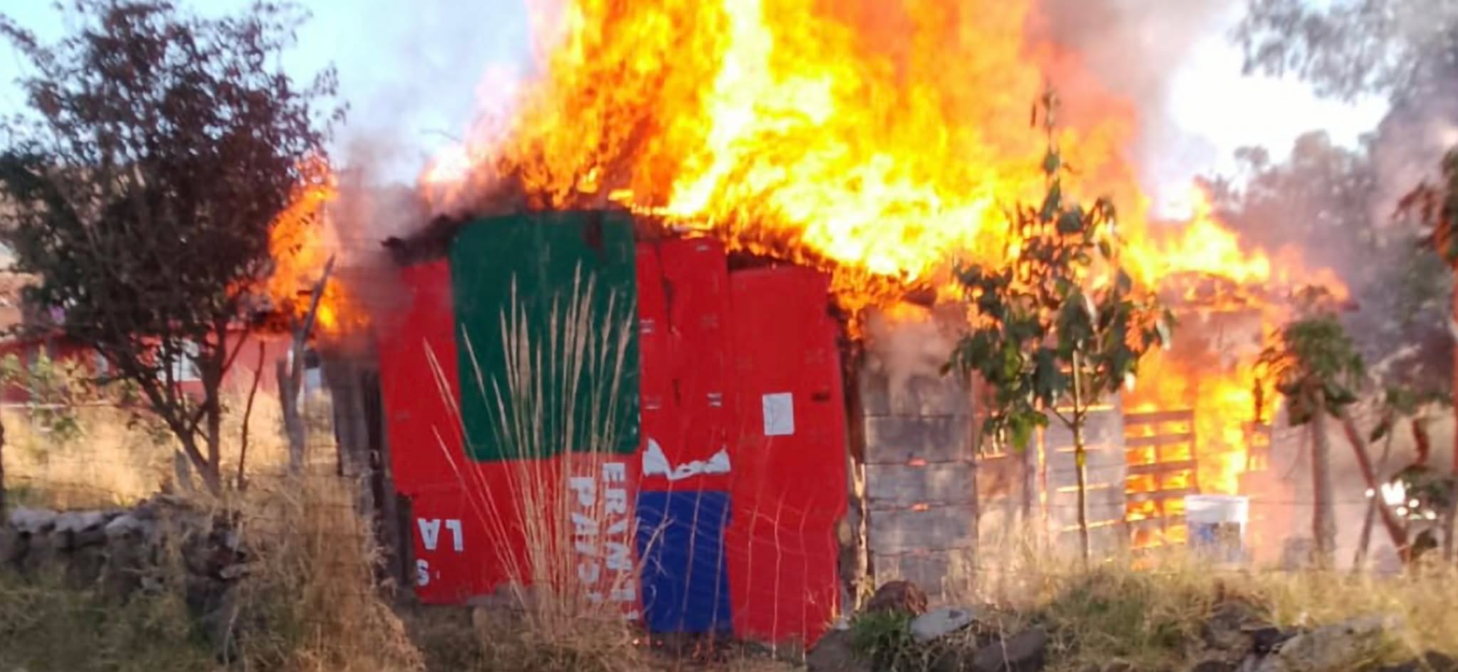 Arde choza en la colonia San Isidro Itzícuaro, Morelia 