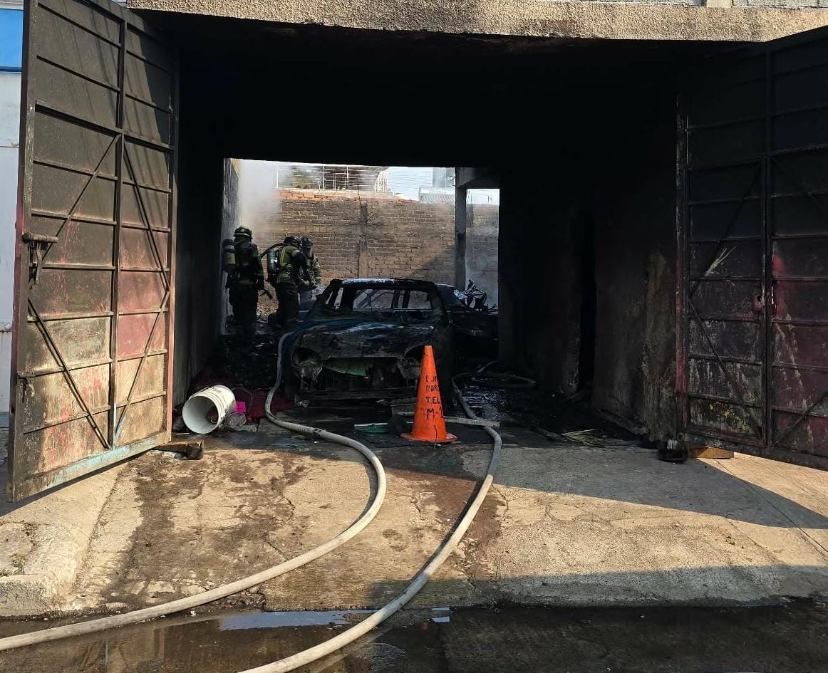 Arde casa en obra negra en la Esther Tapia de Morelia; dos autos terminan calcinados