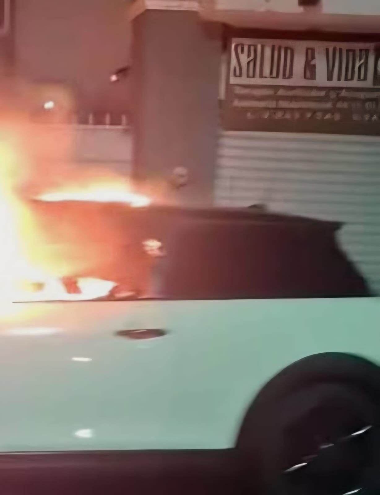 Se registra incendio de auto en la colonia Eréndira, Morelia 