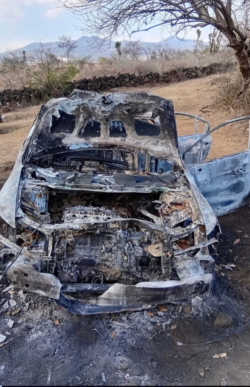 Hallan vehículo desvalijado y calcinado en brecha El Cerrito Itzícuaro-Villas del Pedregal