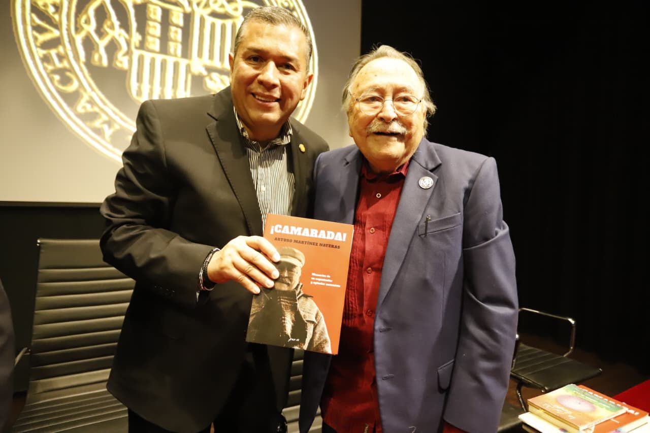 Juan Carlos Barragán reconoce al camarada Arturo Martínez Nateras