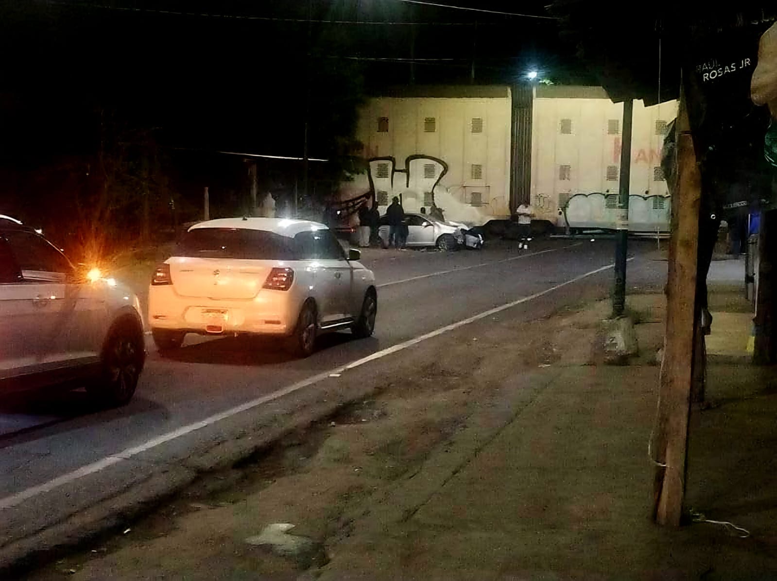 Auto es impactado por el tren en Tzurumútaro, Pátzcuaro 
