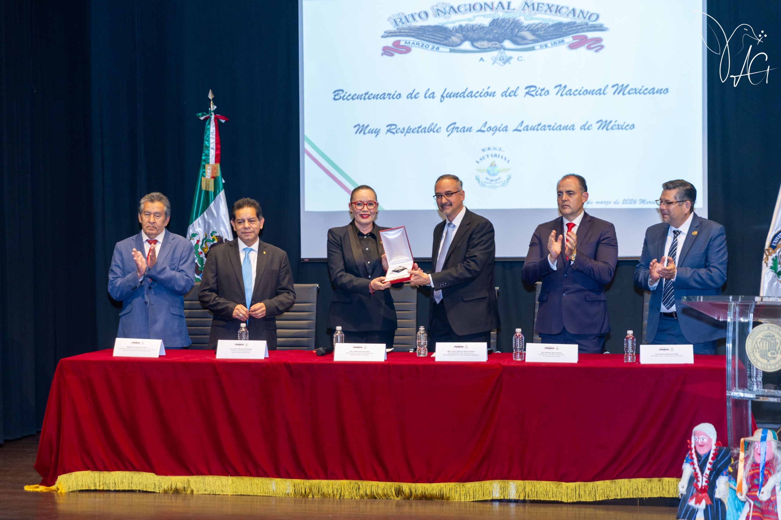 La autonomía universitaria es la condición para que la UMSNH pueda cumplir su función, afirma Yarabí Ávila al recibir la Medalla al Mérito Ciudadano