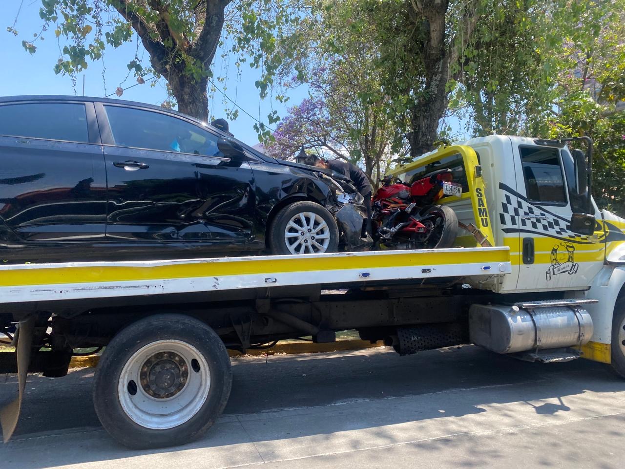 Se registra choque de motos y auto en la avenida Camelinas, Morelia 