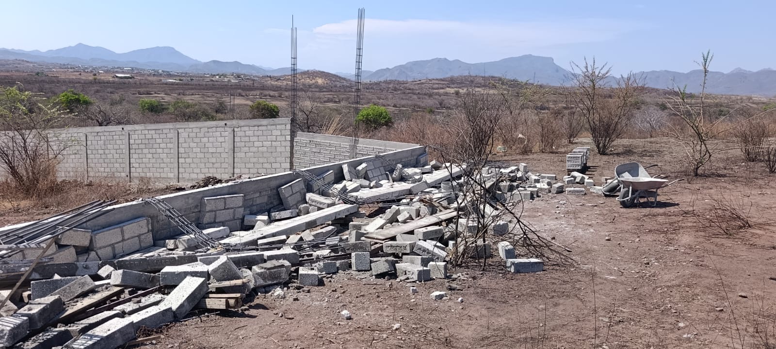 Colapso de barda en obra deja un trabajador muerto y otro gravemente herido en Huetamo