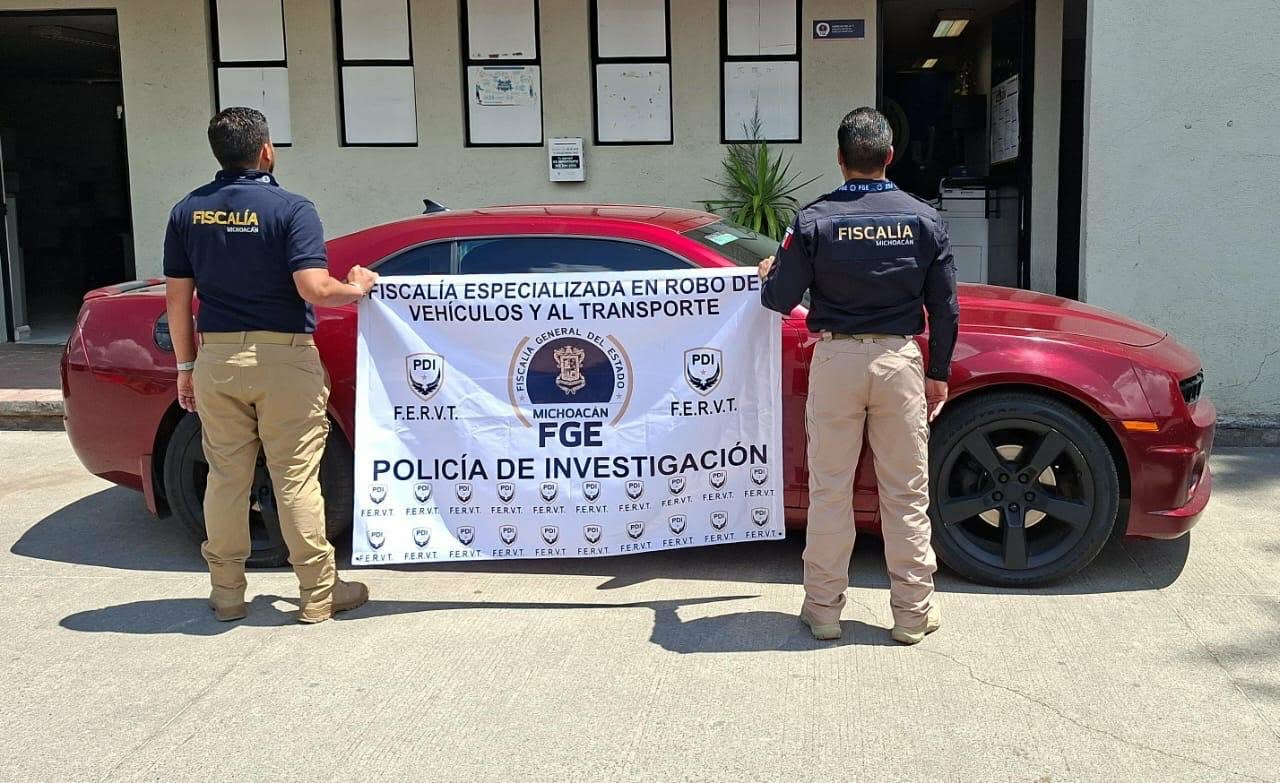 FGE asegura auto con placas sobrepuestas y camión usado para transportar autopartes robadas, en Tarímbaro