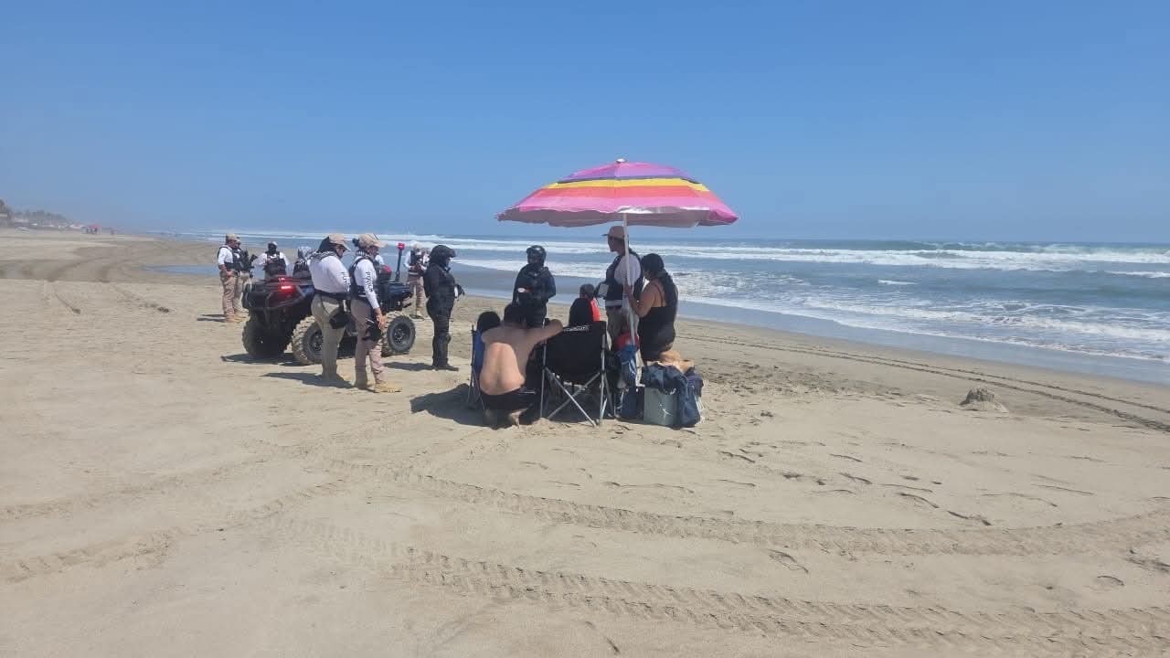 Salvavidas rescatan a familia guanajuatense arrastrada por el mar, en Playa Azul