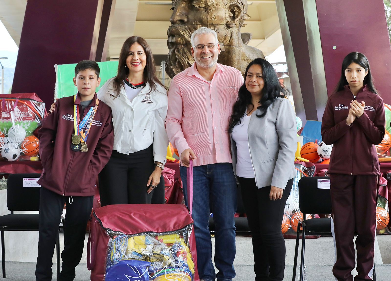 Arranca Bedolla en Uruapan entrega de material deportivo para más de 234 mil estudiantes