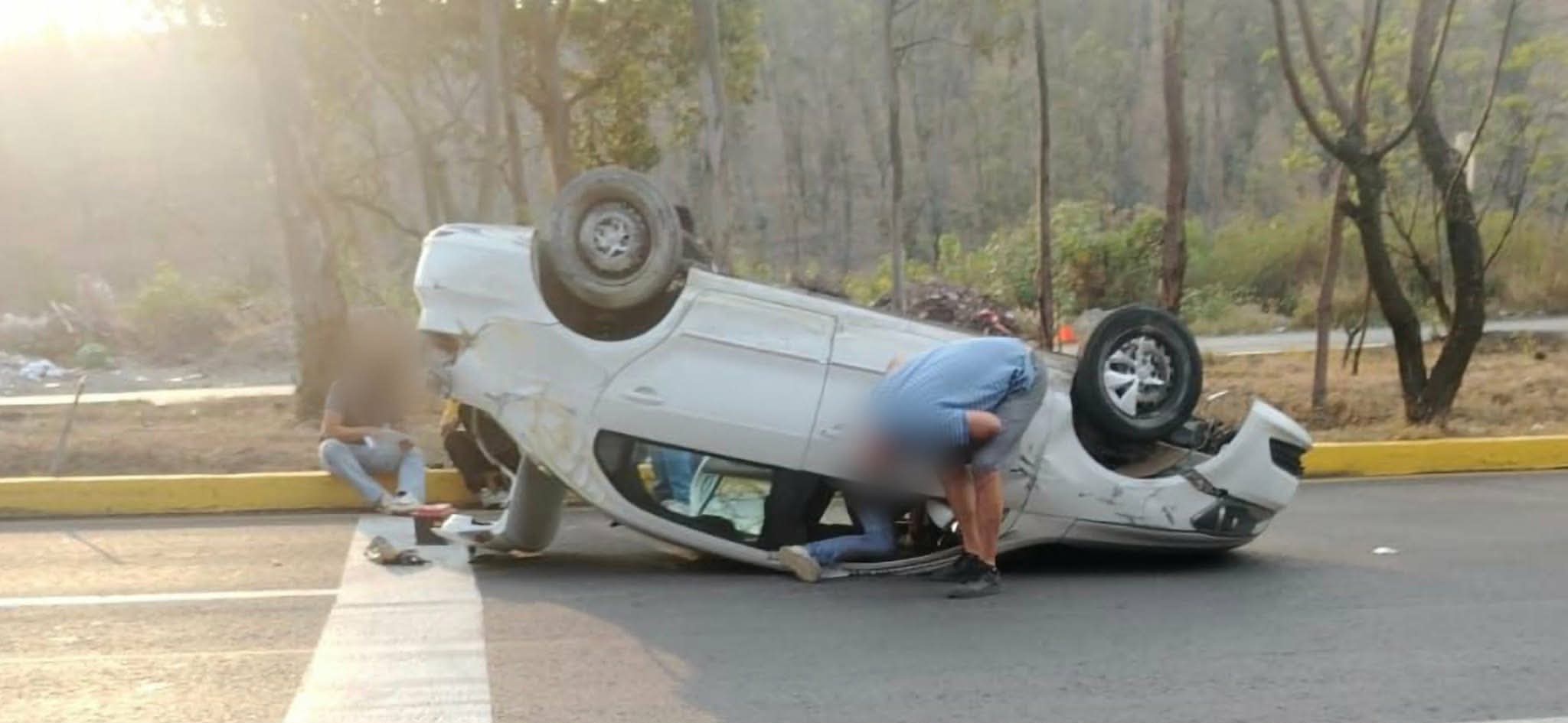 Se registra volcadura automovilística en la Morelia-Pátzcuaro; hay dos heridos 