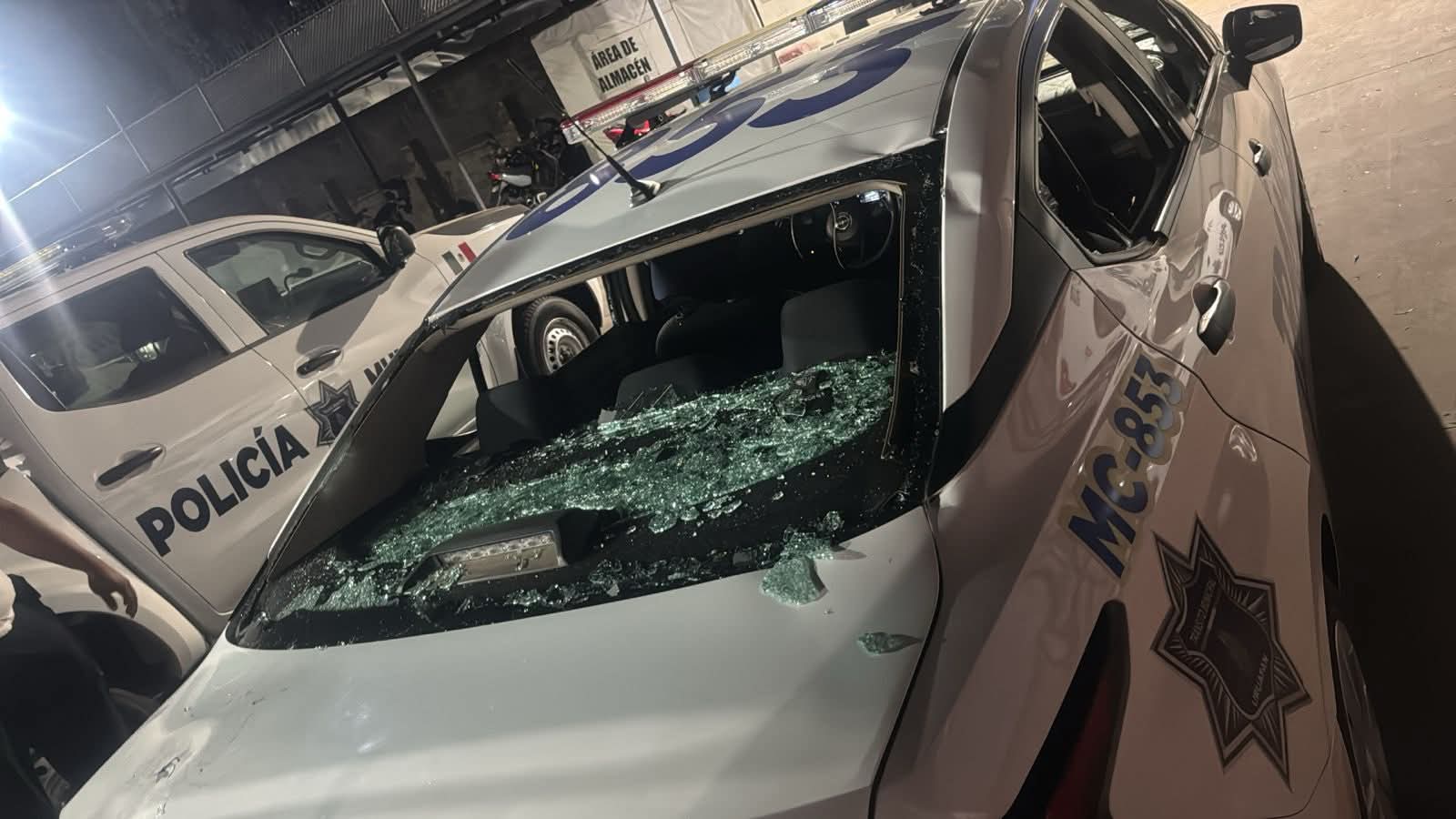 Agred3n con palos y piedras a elementos de Tránsito Municipal y vandalizan patrulla, en Uruapan