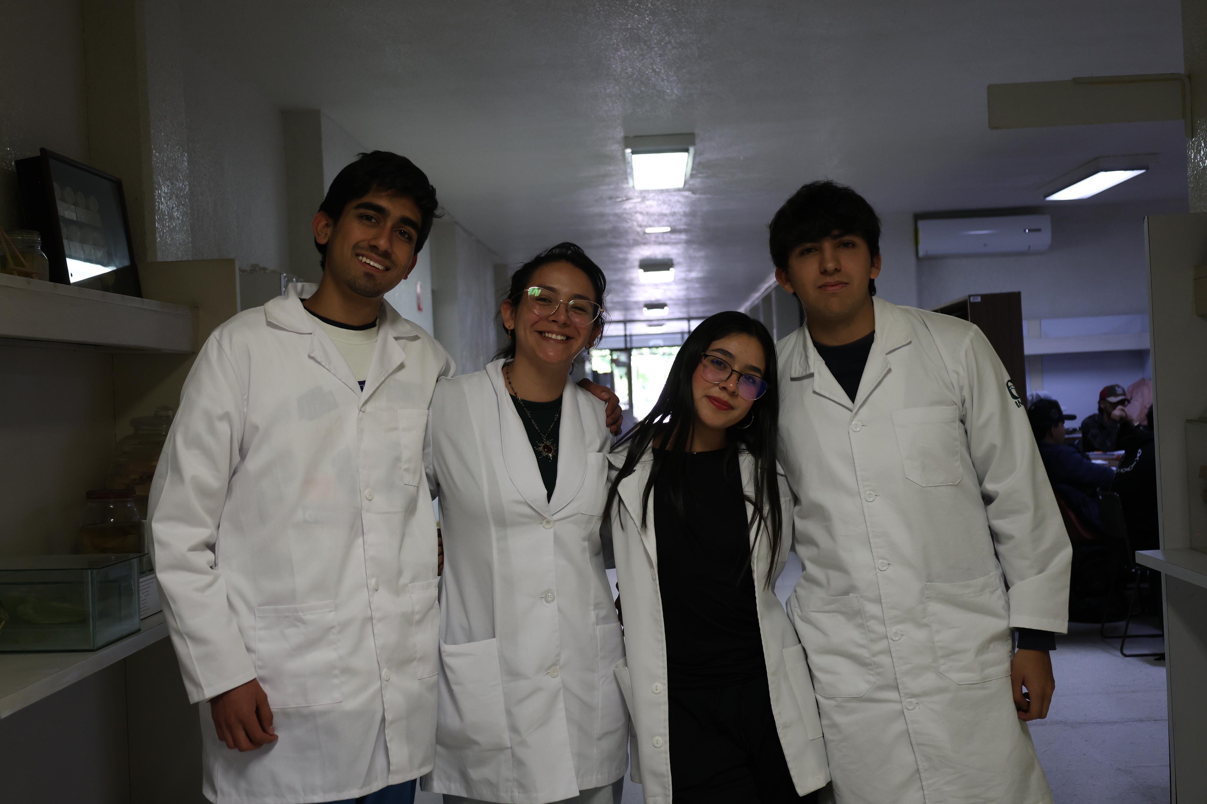 Estudia la Licenciatura como Médico Veterinario Zootecnista en la Universidad Michoacana de San Nicolás de Hidalgo