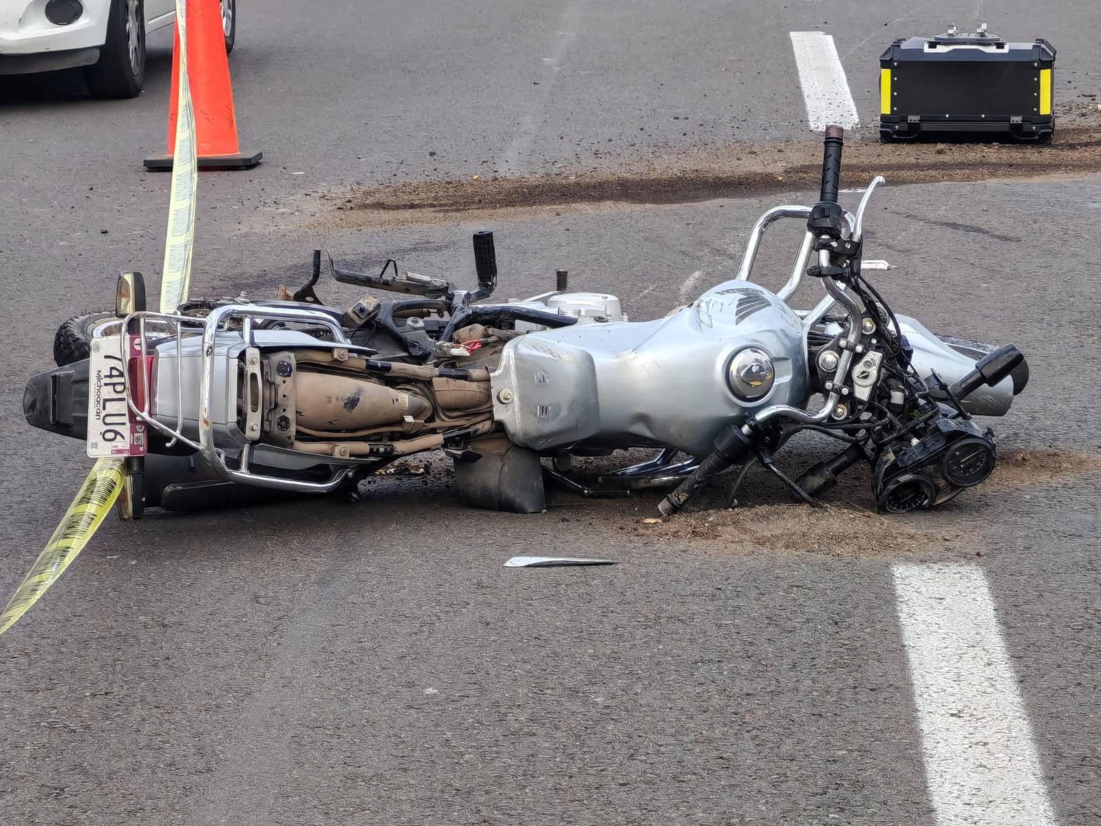 Motociclista fallec3 tras ser impactado por auto en la Morelia-Pátzcuaro; hay una joven herid4 