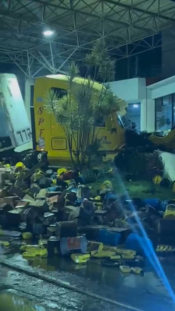 Siete herid0s y varios daños materiales deja el accidente de tráiler en la caseta Zinapécuaro