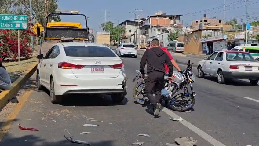 Motociclista resulta herido tras chocar contra auto en el Libramiento Poniente de Morelia