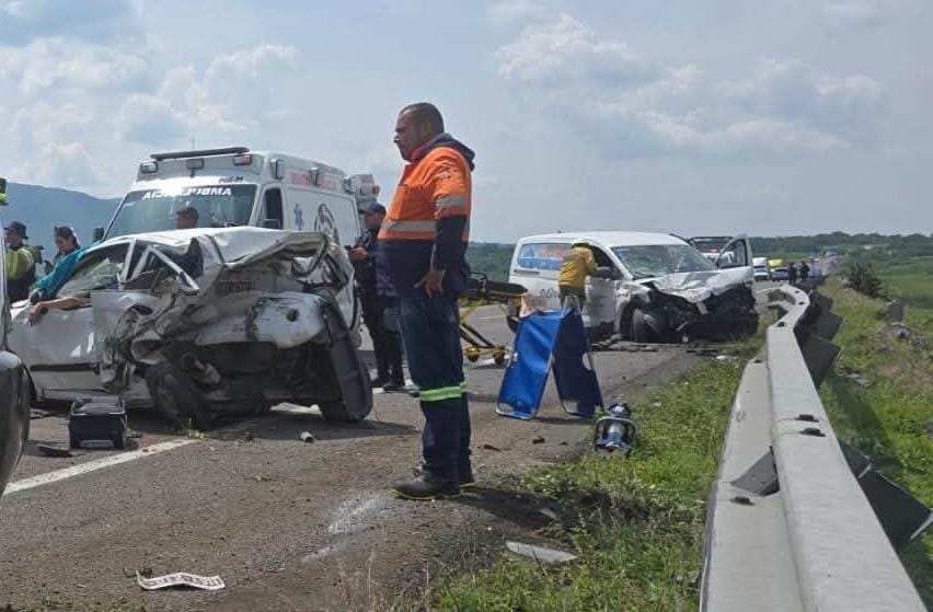 Choqu3 en la autopista Morelia-Salamanca deja un muert0 y un lesionad0