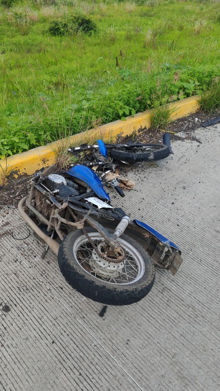Motociclista sufre múltiples fracturas tras choque contra camioneta en Villas del Pedregal