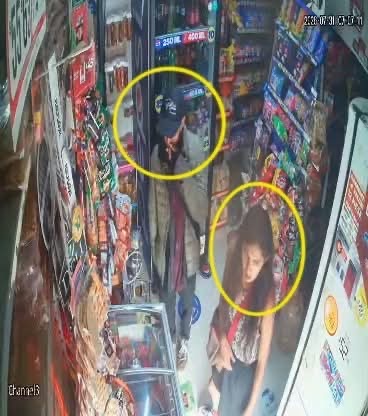 Mujer armada y su cómplice asaltan tienda en Morelia; todo queda grabado