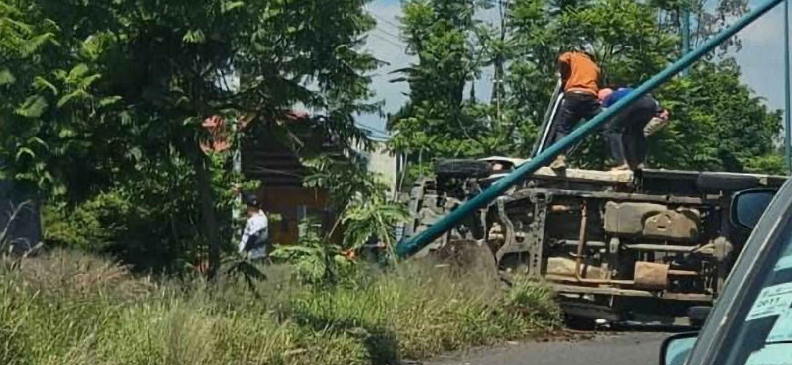 Camioneta vuelca en la avenida Madero Poniente de Morelia