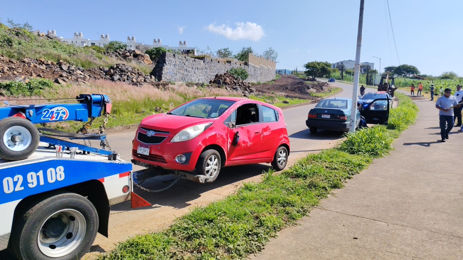 Auto vuelca cerca de Villas de la Loma y Campo Nubes, en Morelia 