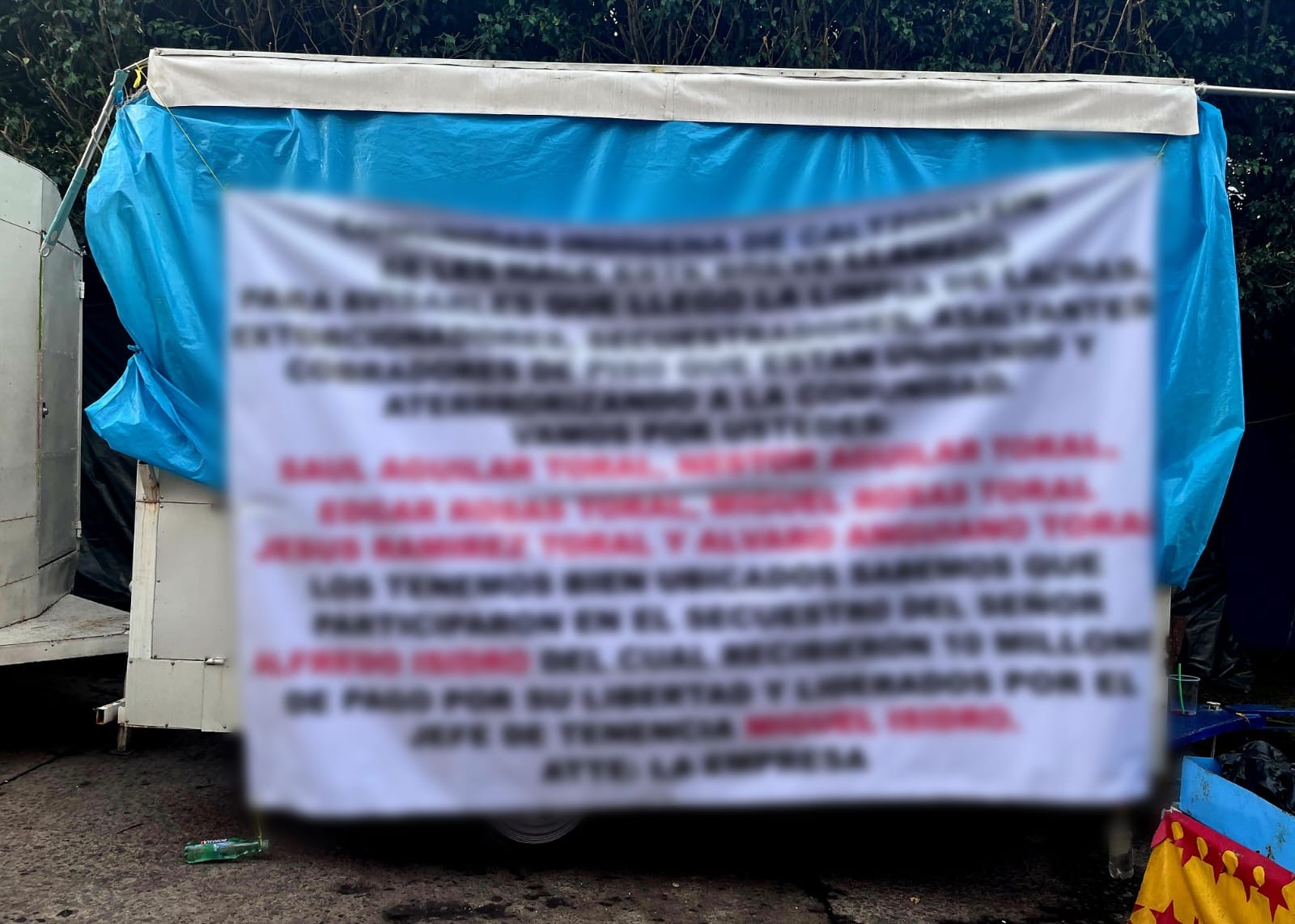 Delincuentes cuelgan “narcomanta” previo a las fiestas de la comunidad de Caltzontzin, en Uruapan
