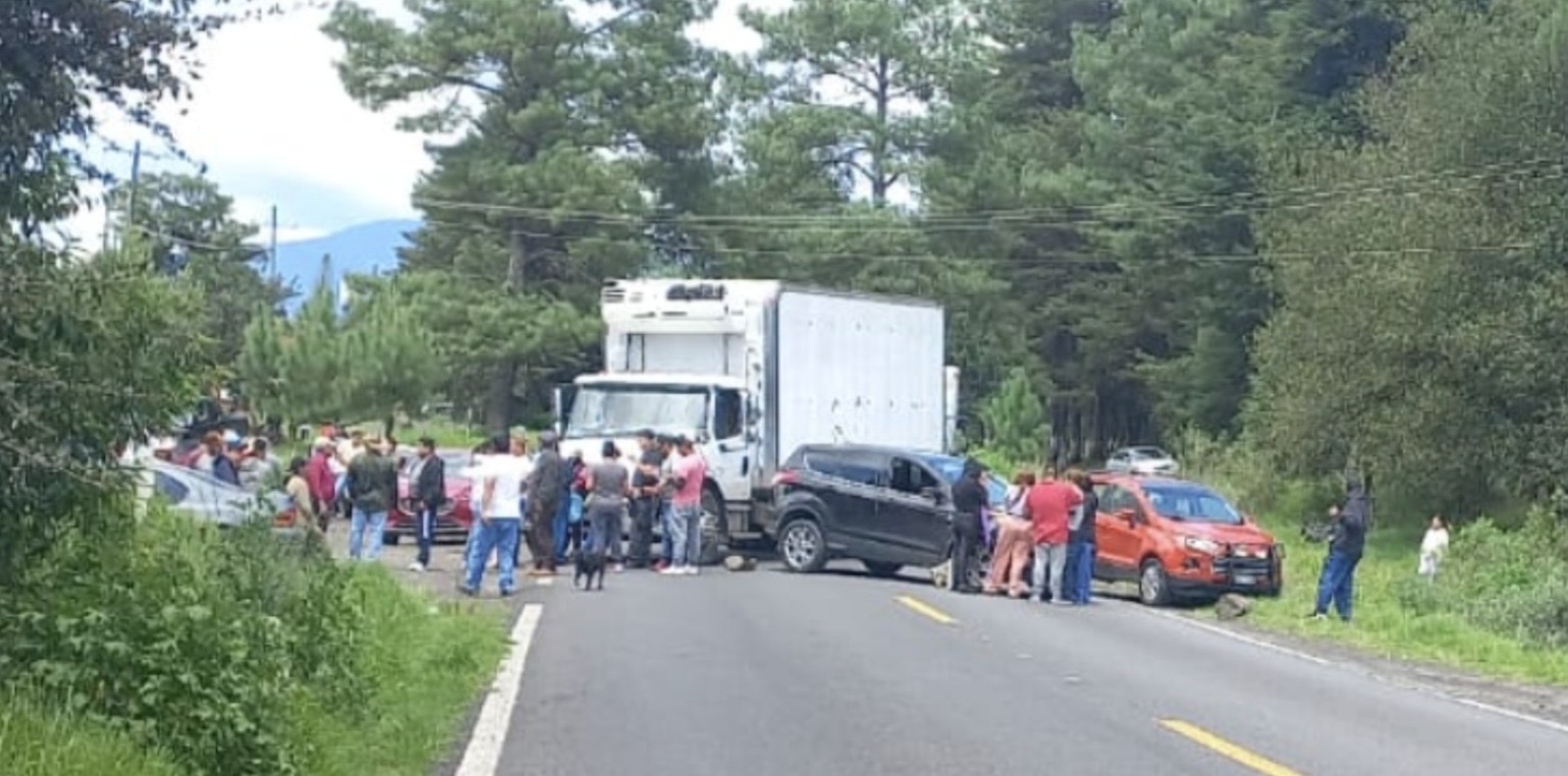 Bloquean carretera Uruapan-Paracho; exigen atención en un caso de lesiones por riñ4, pero no hay denuncia ante la FGE
