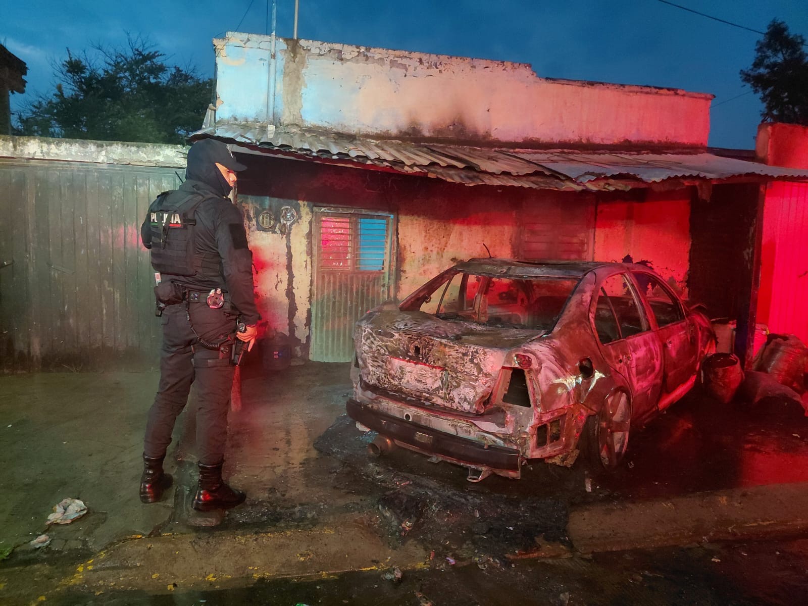 Delincuentes queman vehículo e irrumpen en una vivienda de la colonia Lázaro Cárdenas de Zamora