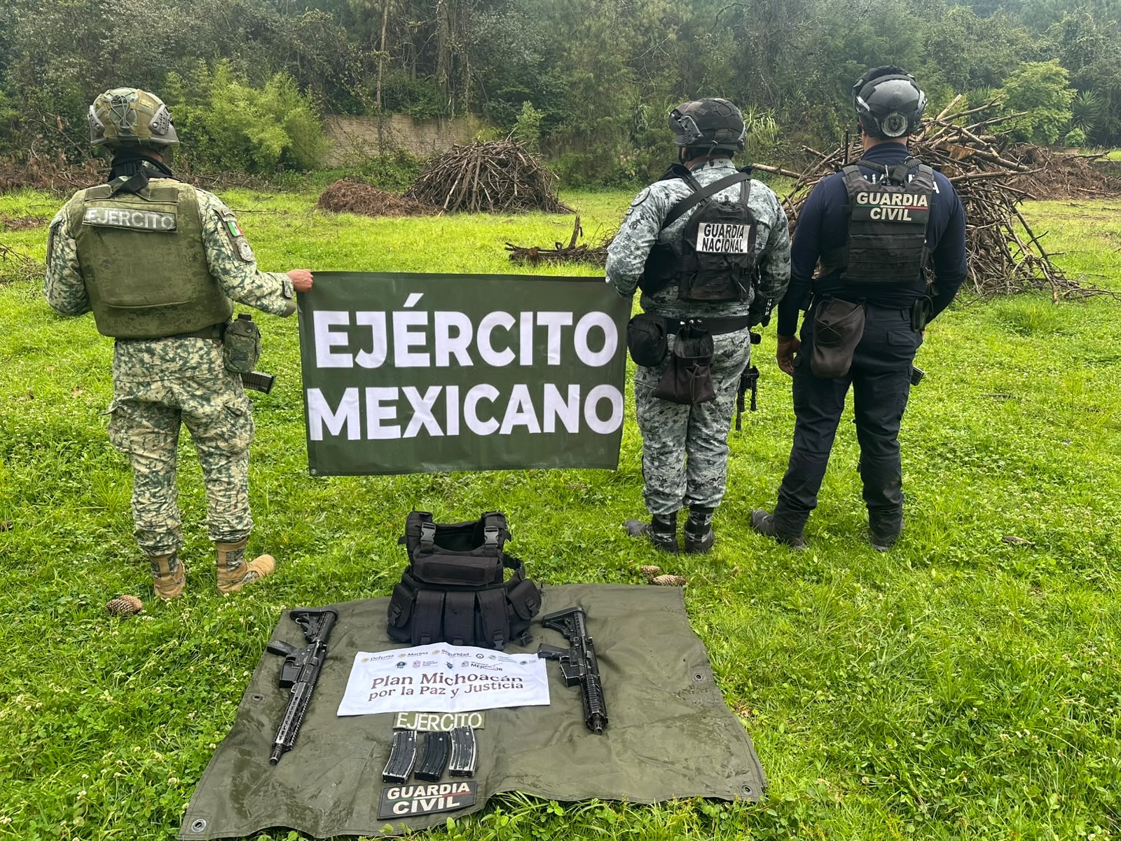 Ejército Mexicano y Guardia Nacional detiene a 15 presuntos delincuentes, asegura 3 laboratorios y armamento en Michoacán