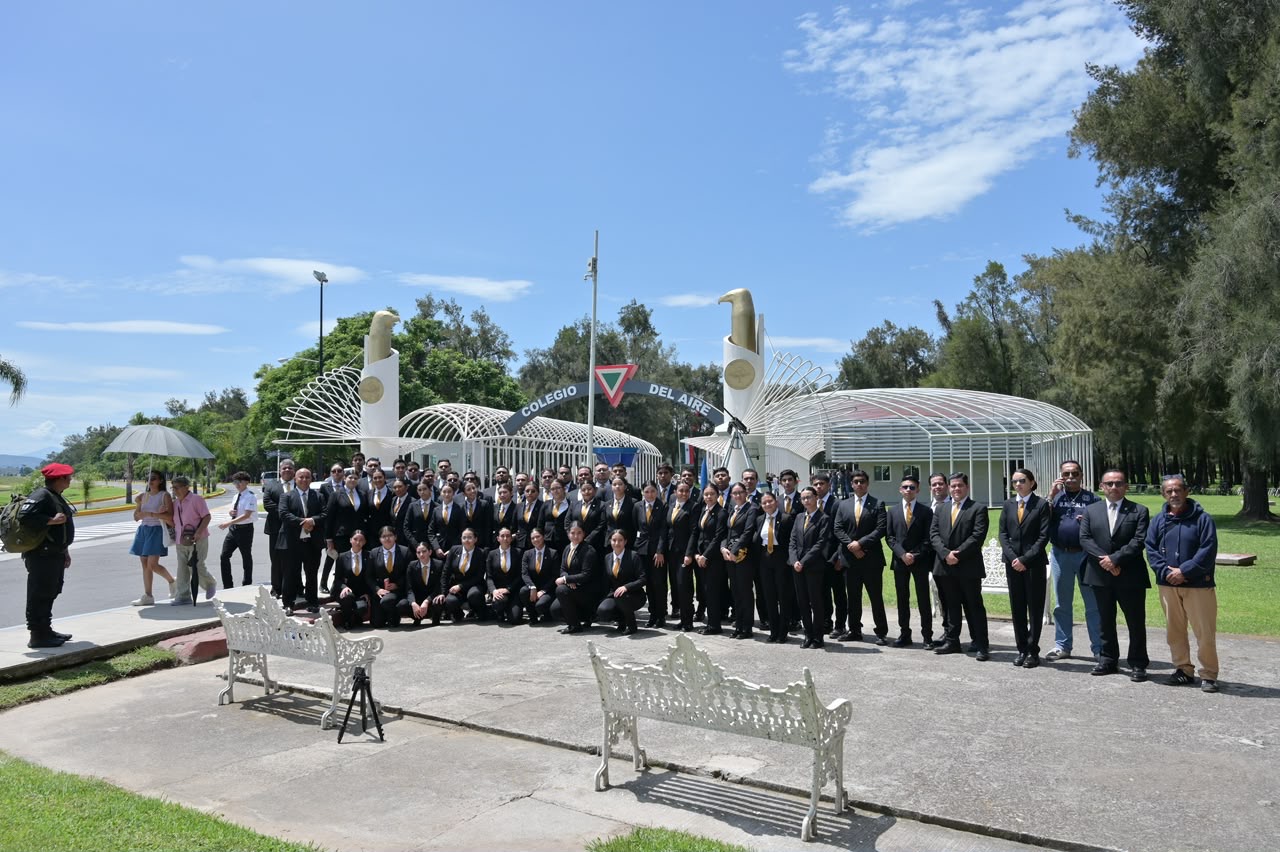 ESCOLTA Y BANDA DE GUERRA DE LA UMSNH PARTICIPA EN ACTO ENCABEZADO POR LA PRESIDENTA SHEINBAUM