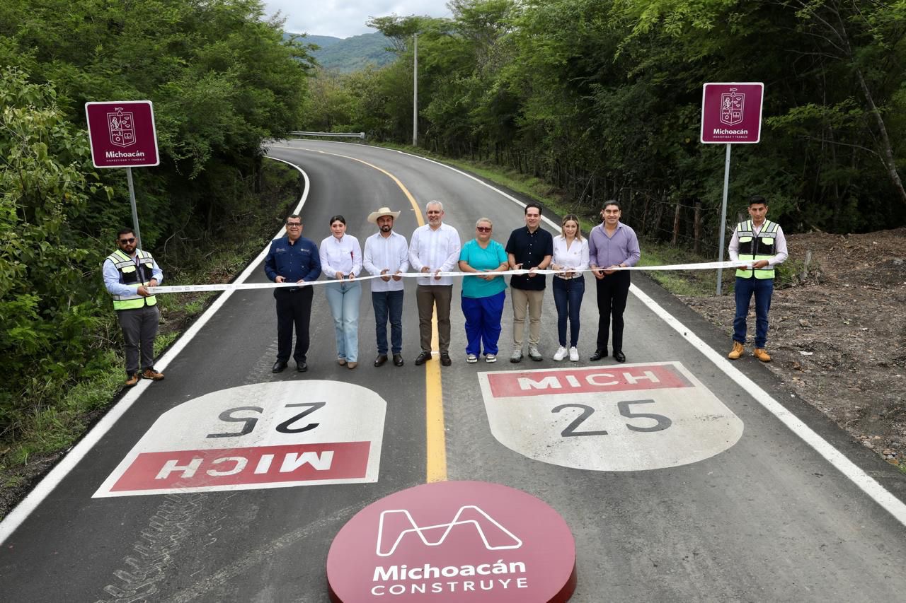 Inaugura Bedolla rehabilitación de la carretera Tiripetío-Carácuaro-Eréndira