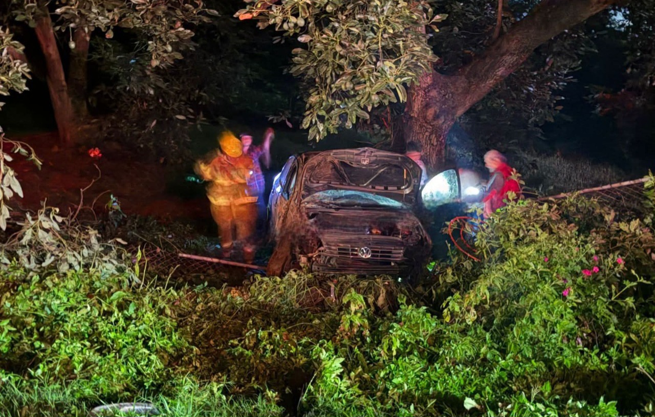 Dos lesionad0s deja volcadura sobre la carretera Uruapan-San Juan Nuevo